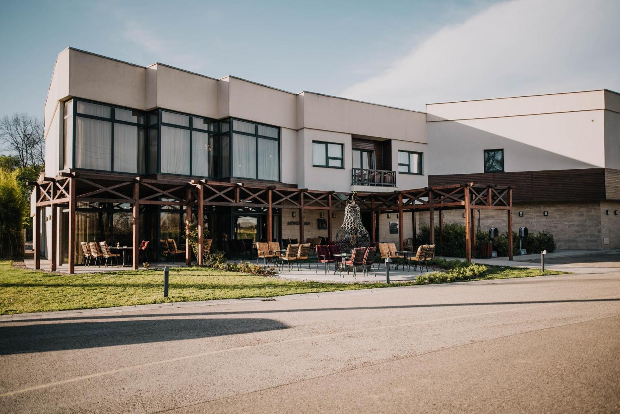 Hotel & Distillery Monogram Gradac  Exteriör bild