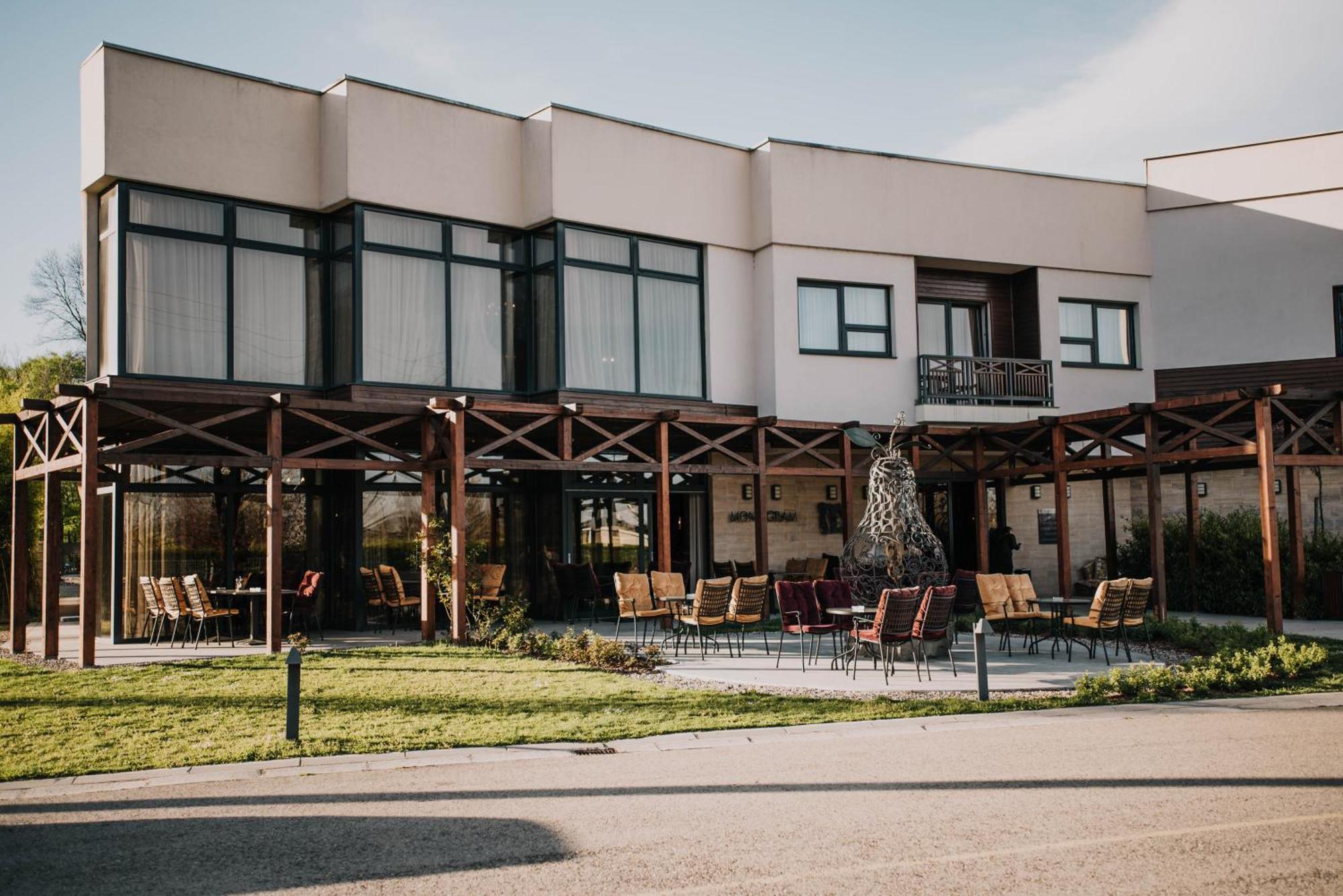 Hotel & Distillery Monogram Gradac  Exteriör bild